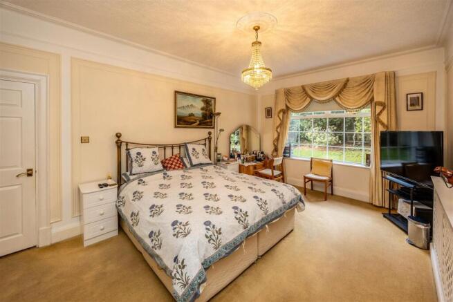 4 bed House for sale Image 11