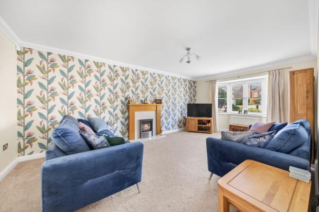 5 bed Detached for sale Image 9