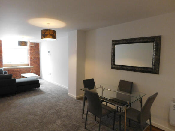 2 bed Apartment to rent Image 5