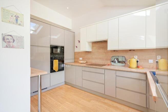 4 bed Detached for sale Image 6