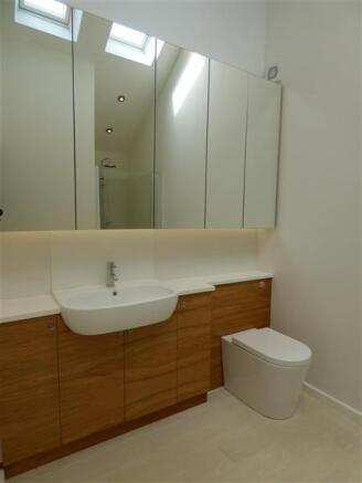 EN-SUITE SHOWER ROOM