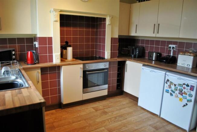 MODERN FITTED KITCHE