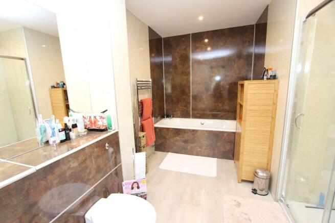 MASTER EN-SUITE