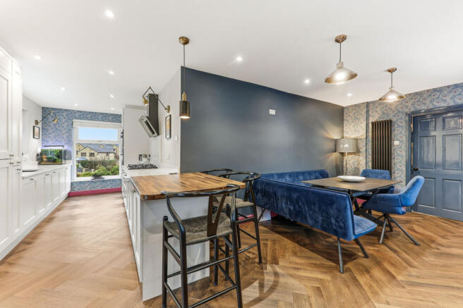5 bed Detached to rent Image 4