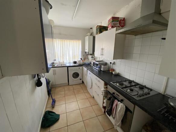 Practical kitchen with integrated appliances...