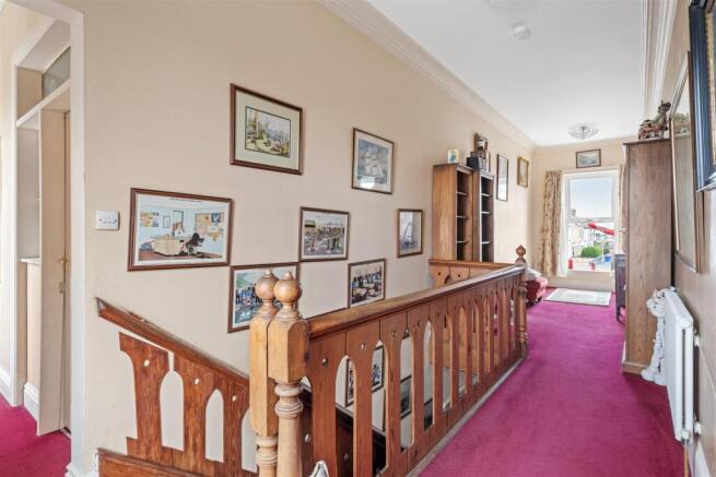 5 bed Detached for sale Image 11