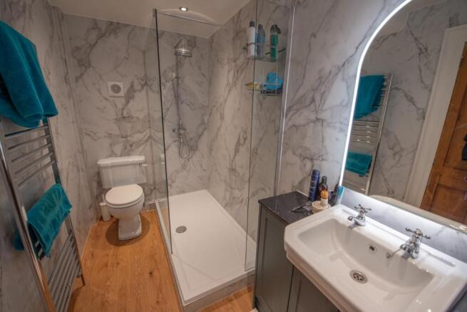 5 bed Detached for sale Image 11