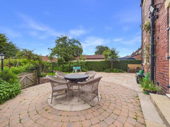 6 bed Detached for sale Image 8