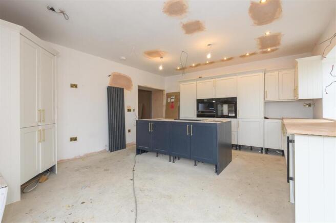 5 bed Detached for sale Image 10