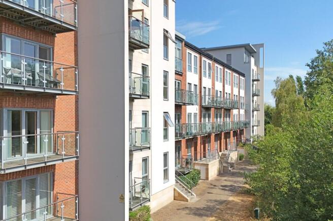 2 bed Flat for sale Image 11
