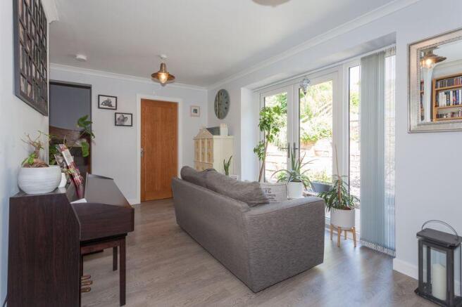 GARDREN/FAMILY ROOM