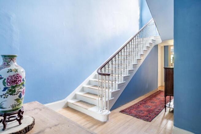 6 bed Town House for sale Image 8