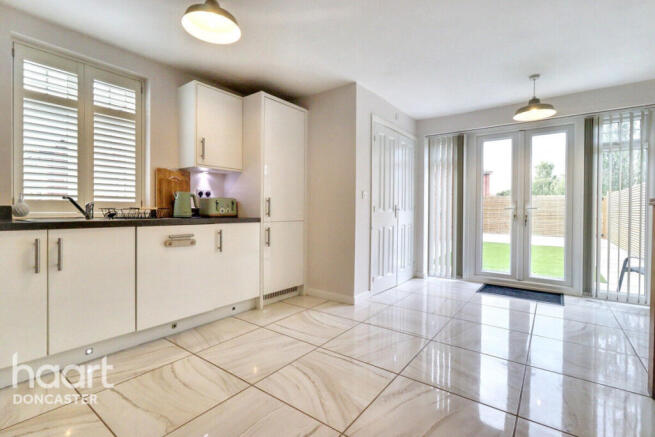 4 bed Semi-Detached for sale Image 8