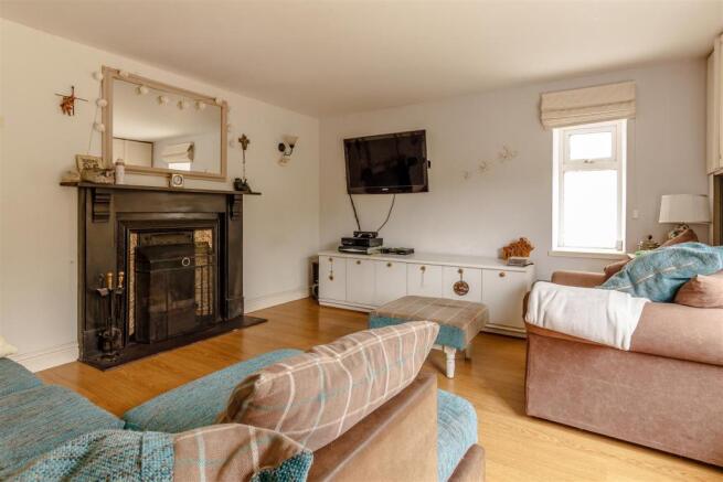 8388233-interior03.jpg