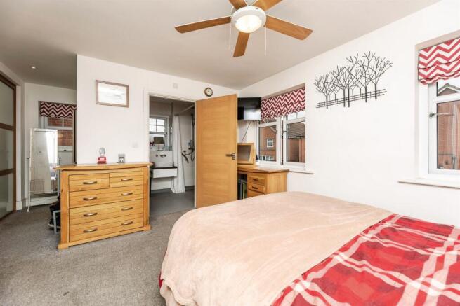 4 bed Detached for sale Image 5