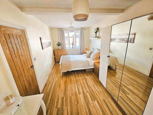 5 bed Semi-Detached for sale Image 8