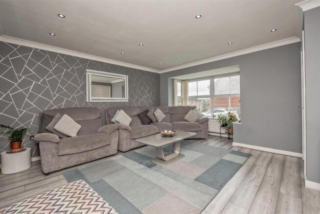 5 bed Detached for sale Image 6