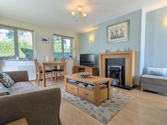 LOUNGE WITH DINING AREA