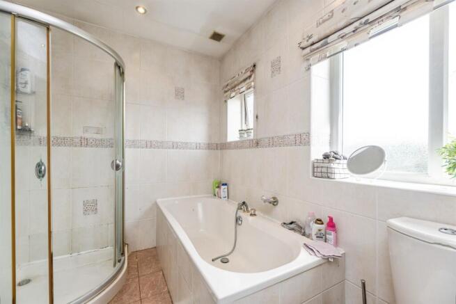 4 bed Detached for sale Image 9