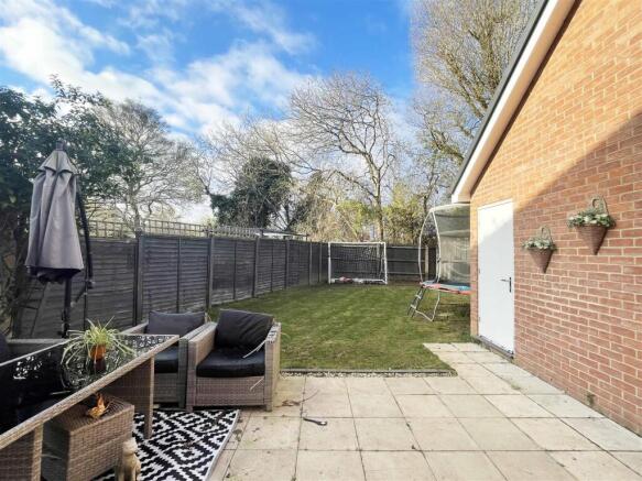Radcliffe Way, Great Leighs, Chelmsford photo 4