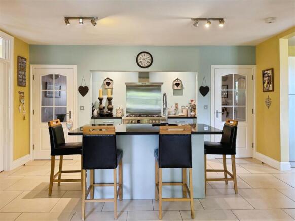 5 bed Detached for sale Image 7