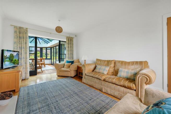 Lounge 3.jpg