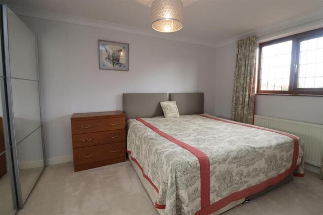 4 bed Detached for sale Image 8