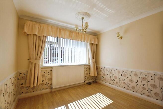 4 bed Semi-Detached Bungalow for sale Image 9