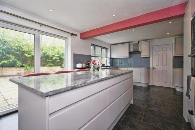 5 bed Detached for sale Image 9
