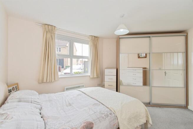 3 bed Ground Flat for sale Image 9
