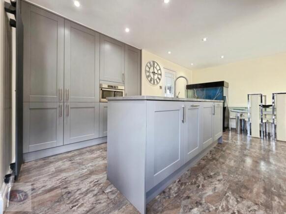 5 bed Detached for sale Image 9