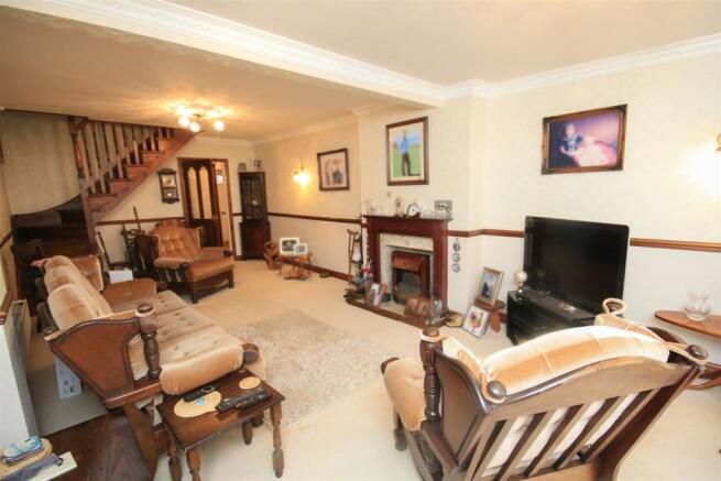 ATTRACTIVE SPACIOUS LOUNGE
