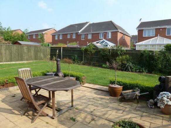 Other angle of rear garden