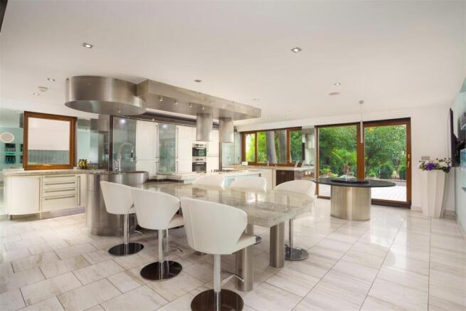 5 bed Detached for sale Image 8