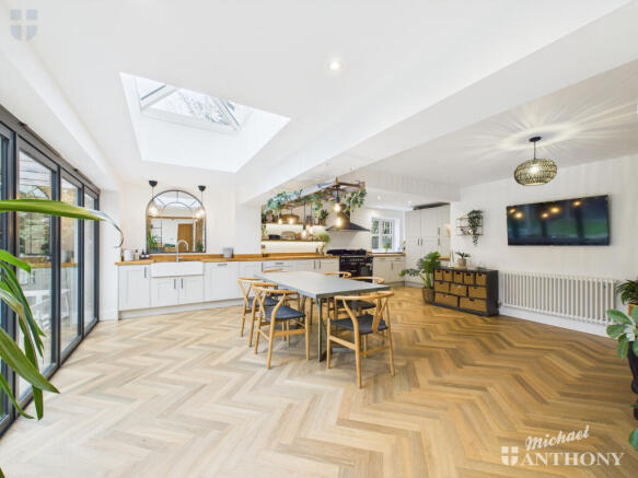 CAM03218G0-PR0606-STILL018