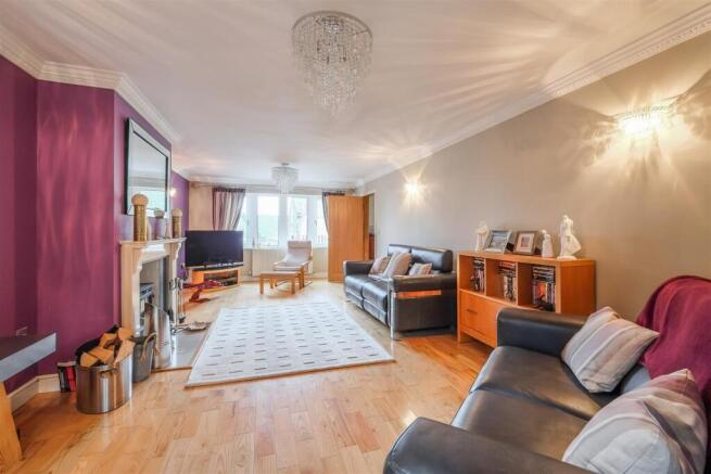 5 bed Detached for sale Image 12