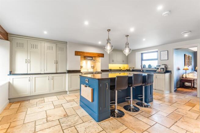 5 bed Detached for sale Image 11