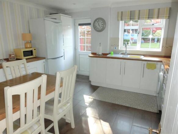 Re Fitted Kitchen