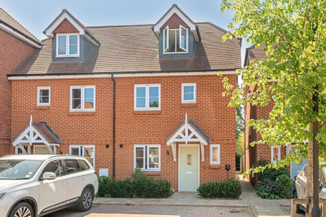 Holt Close, Ottershaw, KT16