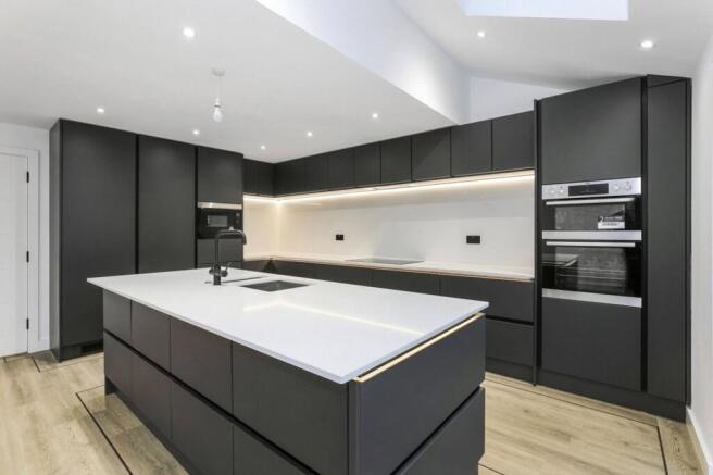 5 bed Detached for sale Image 10
