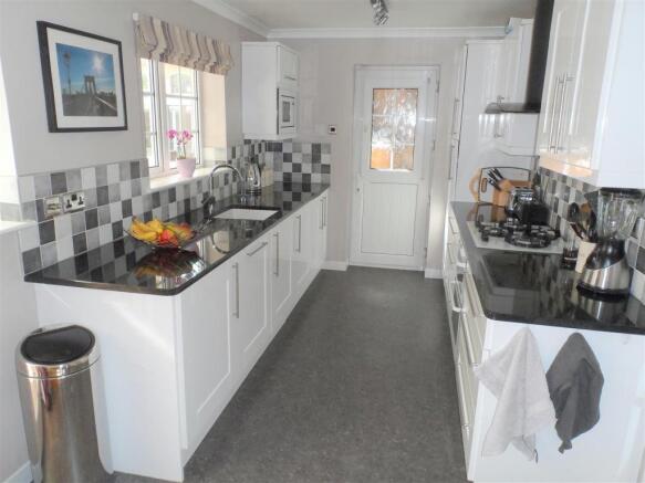 FITTED KITCHEN