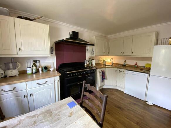 KITCHEN 2.JPG