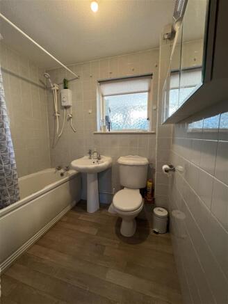 4 Ashley Way bathroom.JPG