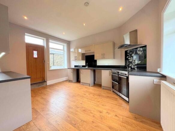 4 bed Link Detached House for sale Image 9