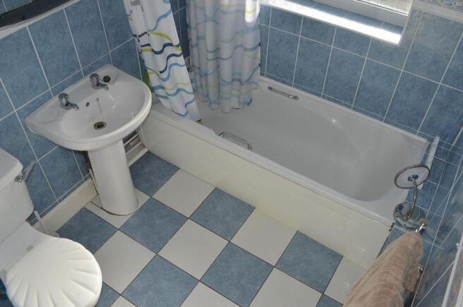 FAMILY BATHROOM