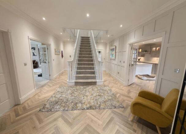 5 bed Detached for sale Image 11