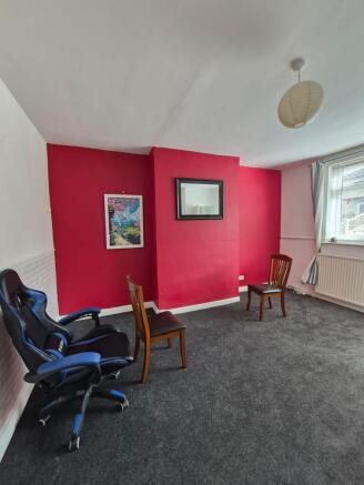 3 bed Flat to rent Image 4