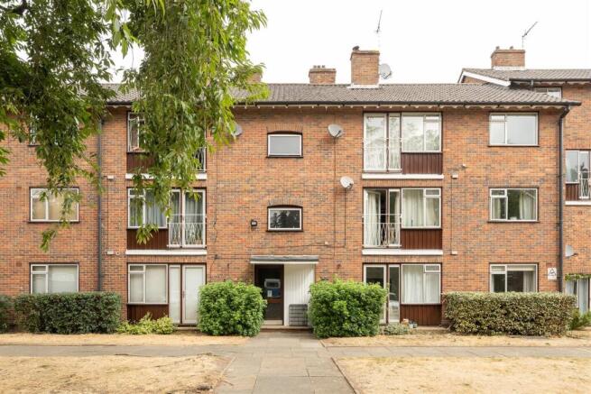 Buxton Drive, E11