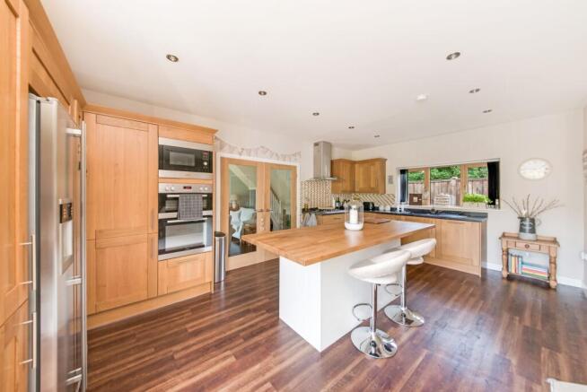 OPEN-PLAN DINING KITCHEN AND FAMILY ROOM