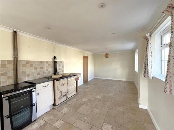 Large Traditional Style Kitchen